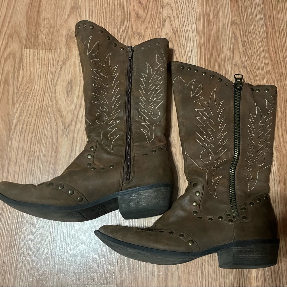 Brown cowboy ladies boots! Ready for use
